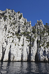 Frankreich, Bouche du Rhone, Les Calanques, Blick auf weiße Kalkfelsen - GWF001997