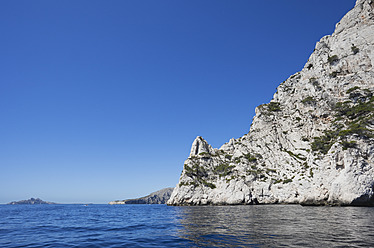 Frankreich, Bouche du Rhone, Les Calanques, Blick auf weiße Kalkfelsen - GWF001999