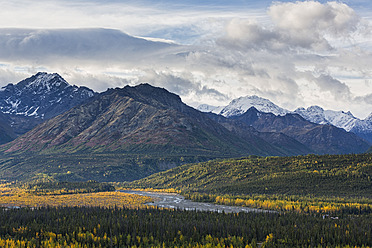 USA, Alaska, Blick auf Chugach Mountains, Matanuska Valley und Matanuska River - FOF004361
