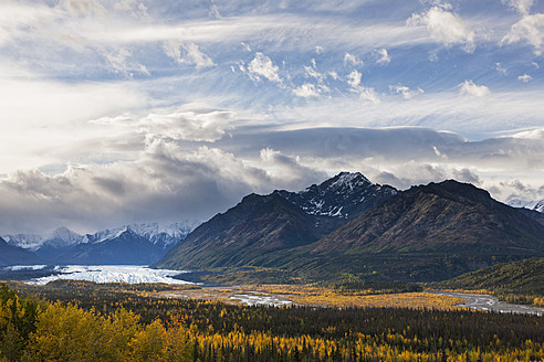 USA, Alaska, Blick auf die Chugach Mountains, den Matanuska-Gletscher und den Matanuska River im Herbst - FOF004371