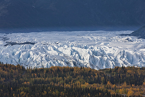 USA, Alaska, Blick auf die Chugach Mountains, den Matanuska-Gletscher und den Matanuska River im Herbst - FOF004372