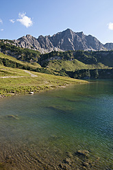 Österreich, Blick auf den Traualpsee, im Hintergrund die Lachenspitze - UMF000532