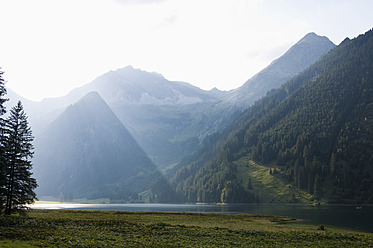 Austria, View of Lake Vilsalpsee - UMF000535