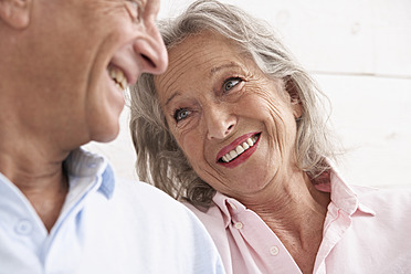 Spanien, älteres Paar, das sich lächelnd ansieht - PDYF000123