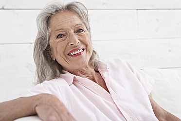 Spanien, Seniorin lächelnd, Porträt - PDYF000125