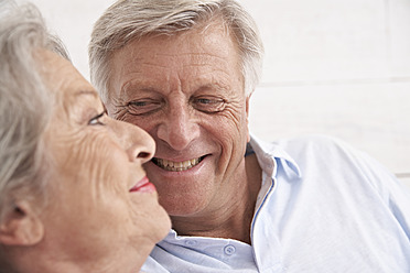 Spanien, älteres Paar im Hotel, lächelnd - PDYF000131