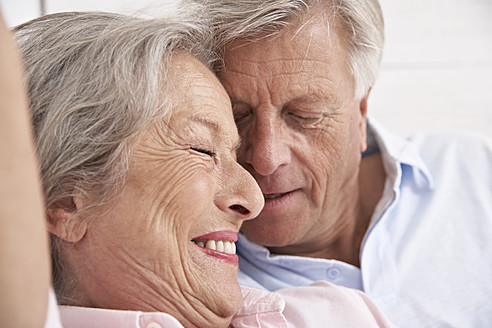 Spanien, Älteres Paar entspannt sich im Hotel, lächelnd - PDYF000132