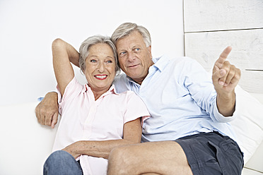 Spanien, älteres Paar im Hotel, lächelnd - PDYF000133
