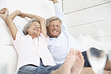 Spanien, Seniorenpaar beim Aufwachen, lächelnd - PDYF000135