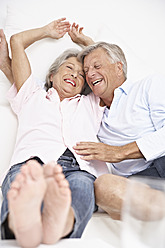 Spanien, Seniorenpaar beim Aufwachen, lächelnd - PDYF000141