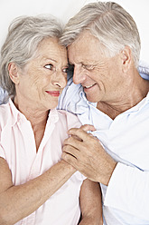 Spanien, Älteres Paar entspannt sich im Hotel, lächelnd - PDYF000144