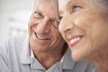 Spanien, älteres Paar im Hotel, lächelnd - PDYF000155
