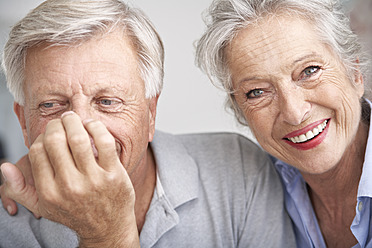 Spanien, Seniorpaar lächelnd, Nahaufnahme - PDYF000159