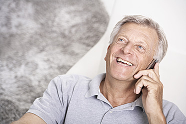 Spanien, älterer Mann, der mit dem Handy spricht, lächelnd - PDYF000168