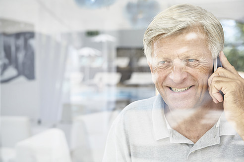Spanien, älterer Mann, der mit dem Handy spricht, lächelnd - PDYF000185