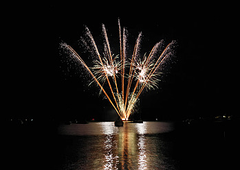 Deutschland, Bayern, Feuerwerk in Herrsching am Ammersee - SIEF002880