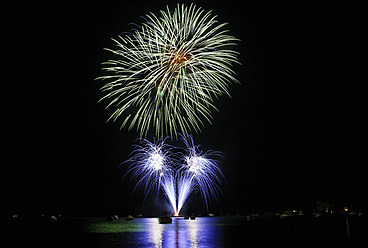 Deutschland, Bayern, Feuerwerk in Herrsching am Ammersee - SIEF002881