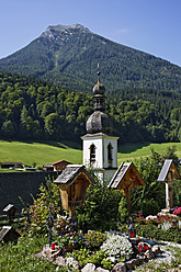 Deutschland, Bayern, Ansicht der St. Sebastianskirche in Ramsau bei Berchtesgaden - SIEF002882