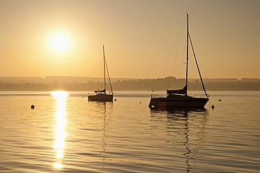 Deutschland, Bayern, Segelboot auf dem Ammersee bei Sonnenuntergang - UMF000524