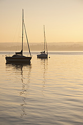 Germany, Bavaria, Sailing boat on Lake Ammersee at sunset - UMF000527