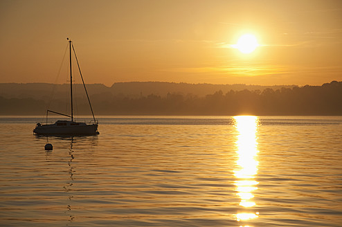 Deutschland, Bayern, Segelboot auf dem Ammersee bei Sonnenuntergang - UMF000528