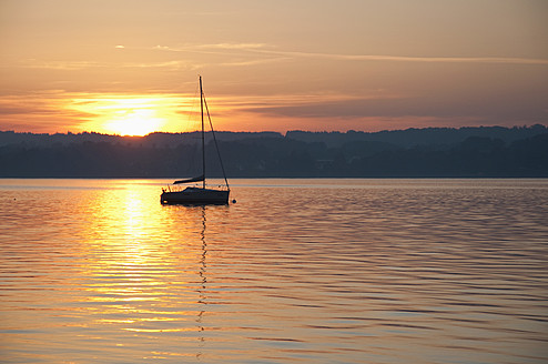 Deutschland, Bayern, Segelboot auf dem Ammersee bei Sonnenuntergang - UMF000517