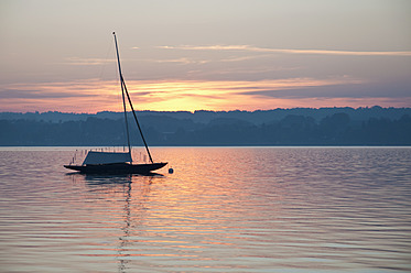 Germany, Bavaria, Sailing boat on Lake Ammersee at sunset - UMF000515