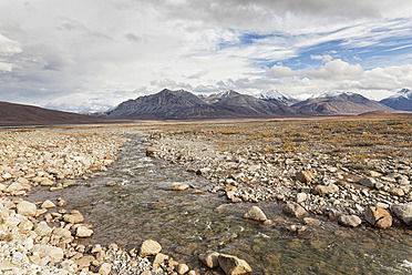 USA, Alaska, Blick auf den Creek zum Galbraith Lake, Brooks im Hintergrund bei North America - FOF004385