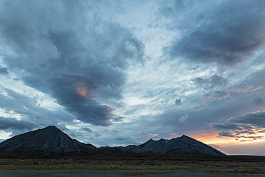 USA, Alaska, Blick auf die Brooks Range bei Sonnenuntergang - FOF004386