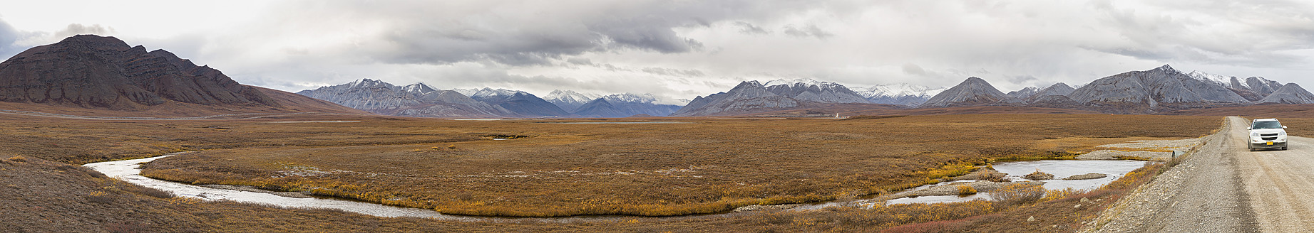 USA, Alaska, Blick auf das Trans-Alaska-Pipelinesystem entlang des Dalton Highway mit einem Geländewagen im Herbst - FOF004387