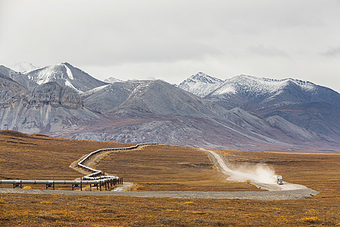 USA, Alaska, Blick auf das Trans-Alaska-Pipelinesystem entlang des Dalton Highway mit einem Lastwagen im Herbst und der Brooks Range - FO004389