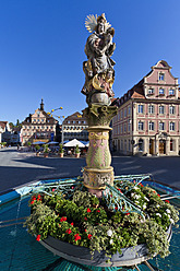 Deutschland, Baden Württemberg, Schwäbisch Gmund, Blick auf den Jungfrau-Maria-Brunnen am Marktplatz - WDF001296