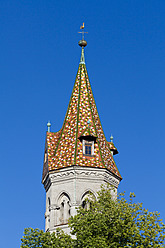 Deutschland, Baden Württemberg, Schwäbisch Gmund, Ansicht der St. Johannis Kirche mit farbigem Ziegeldach - WDF001297