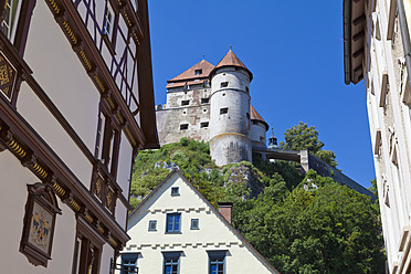 Deutschland, Baden Württemberg, HeidenheimAnsicht von Schloss Hellenstein mit Fachwerkhaus in Heidenheim an der Brenz - WDF001306