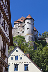 Deutschland, Baden Württemberg, HeidenheimAnsicht von Schloss Hellenstein mit Fachwerkhaus in Heidenheim an der Brenz - WDF001307