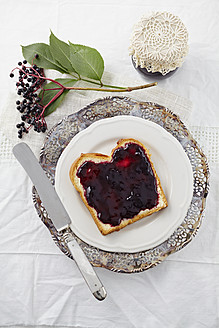 Holundermarmelade mit Weißbrot auf Teller - ECF000116