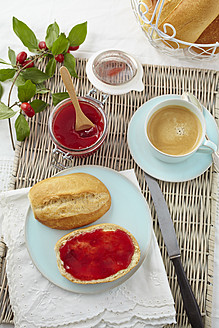 Kornelkirschkonfitüre mit Brötchen und Kaffee auf dem Tisch - ECF000108