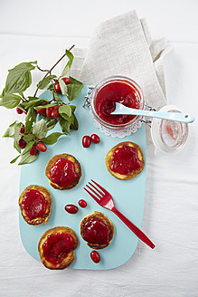 Kornelkirschkonfitüre mit Pfannkuchen auf dem Schneidebrett - ECF000102