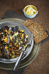 Mussel, whole grain bread with butter in bowl on table - ECF000097