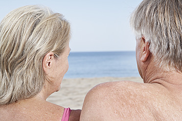 Spanien, Mallorca, Glückliches Seniorenpaar am Strand - PDYF000275