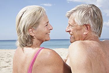 Spanien, Mallorca, Glückliches Seniorenpaar am Strand - PDYF000274