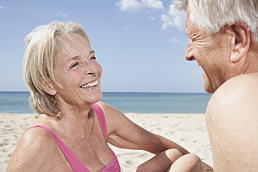 Spanien, Mallorca, Glückliches Seniorenpaar am Strand - PDYF000273