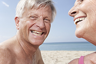 Spanien, Mallorca, Glückliches Seniorenpaar am Strand - PDYF000271