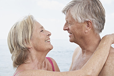 Spanien, älteres Paar, das sich lächelnd ansieht - PDYF000257