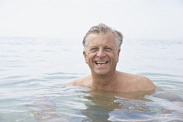 Spanien, älterer Mann schwimmt im Meer - PDYF000250