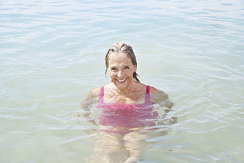 Spanien, Seniorin schwimmt im Meer - PDYF000249