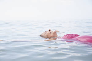 Spanien, Seniorin schwimmt im Atlantik - PDYF000244