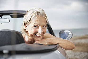 Spanien, Ältere Frau im Cabrio, lächelnd, Porträt - PDYF000227