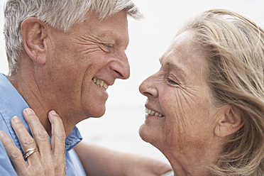 Spanien, älteres Paar, das sich lächelnd ansieht - PDYF000216