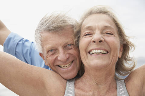 Spanien, Seniorpaar lächelnd, Porträt, lizenzfreies Stockfoto